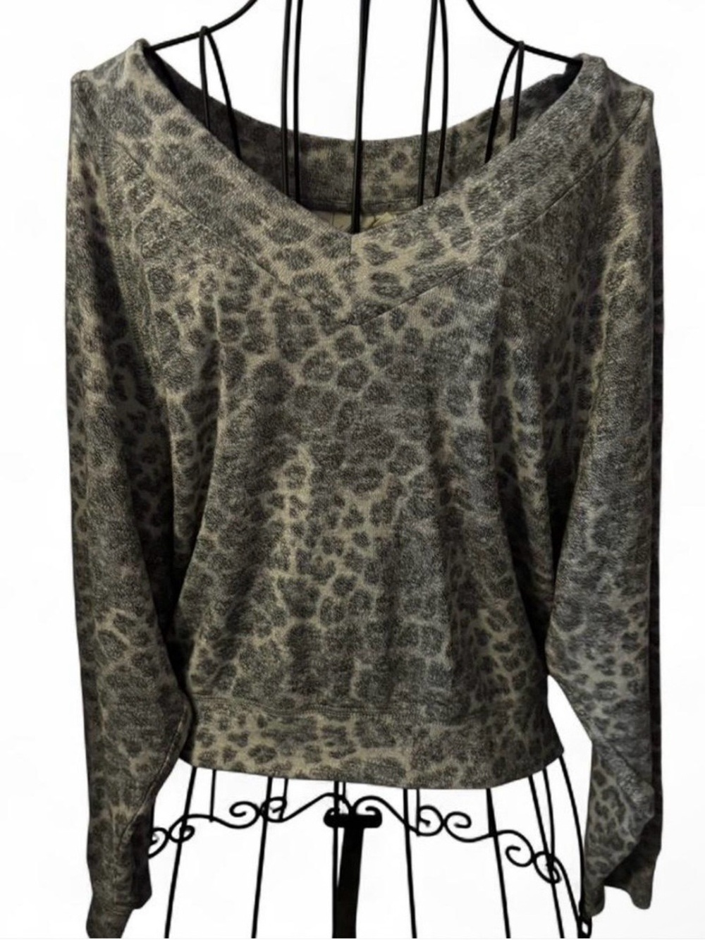 Women's Long Sleeve Grey V-Neck Leopard Print Top Size XS